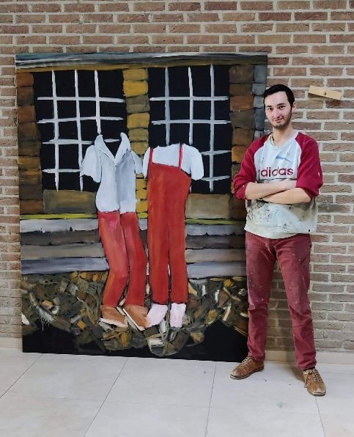 Renaud Albergo entrain de peindre dans son atelier en octobre 2019.